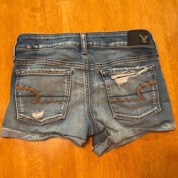 American Eagle distressed denim shorts medium wash size 2 - Picture 2 of 5